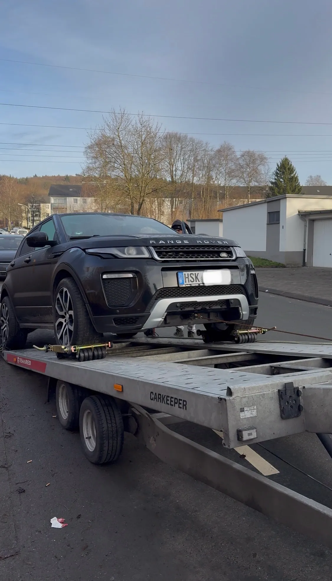 Verladung eines Range Rover auf Autotransportanhänger mit Seilwinde
